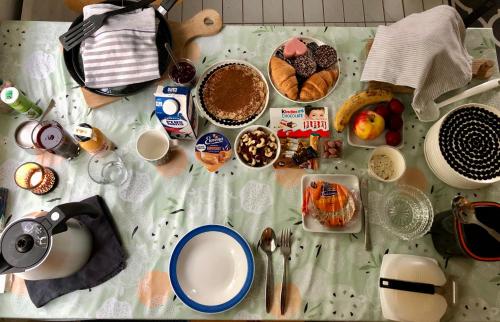 una mesa con comida y otros artículos. en Warm ART room at home., en Ylitornio