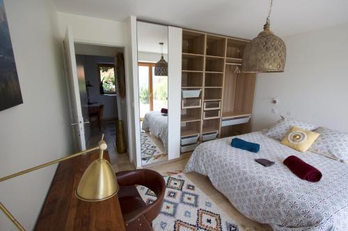 Ein Bett oder Betten in einem Zimmer der Unterkunft SOUKAVATi TOUSBHITA AKANISHTA KEAJRA