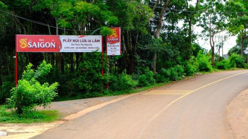 a street sign on the side of a road at Plei Homestay & Café in Pleiku