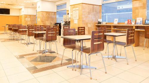 uma fila de mesas e cadeiras numa cafetaria em Toyoko Inn Hokkaido Sapporo-eki Kita-guchi em Sapporo