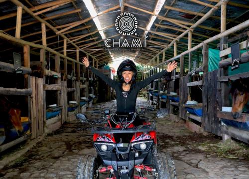 Una donna in quad in un fienile di Chamí Glamping a Manizales