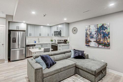 New suite in NW Calgary -20 mins from YYC