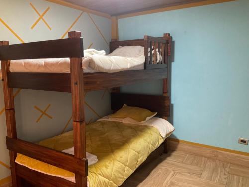 1 dormitorio con 2 literas en una habitación en Hospedaje Retro Style en Cucaita