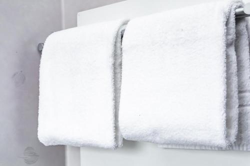 2 toallas colgando de un toallero en el baño en Spångholmen B & B, en Mjölby