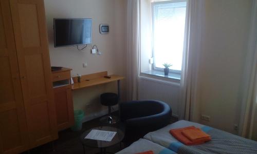 a small room with a bed and a window at DARZ GästeZimmer in Hamburg