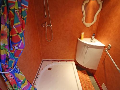 ein kleines Badezimmer mit Toilette und Waschbecken in der Unterkunft Séjour insolite en roulotte cosy avec tout confort près d'Épinal - FR-1-589-459 in Sercoeur