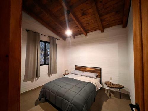 A bed or beds in a room at Cabaña El Encanto