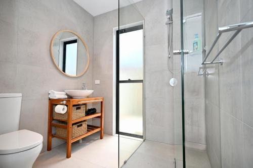 uma casa de banho com um chuveiro, um WC e um lavatório. em Stylish Beach Side Gem - pool, beach ZG7 em Kawana Waters