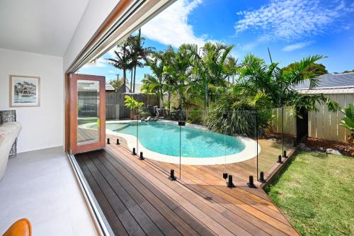 Gallery image of Stylish Beach Side Gem - pool, beach ZG7 in Kawana Waters
