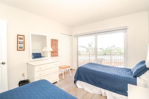 een slaapkamer met 2 bedden en een balkon bij Creston House 9C in St. Augustine