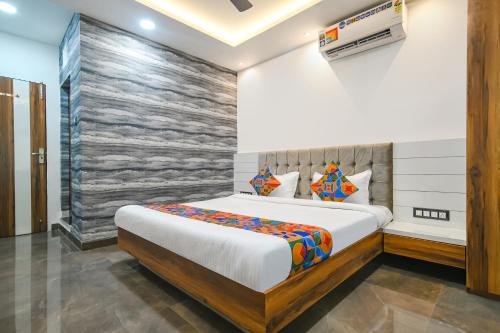 ein Schlafzimmer mit einem großen Bett in einem Zimmer in der Unterkunft FabHotel Stay Well in Indore