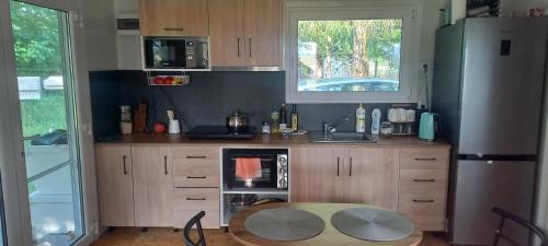 uma pequena cozinha com uma mesa e um frigorífico em Zawady Oleckie- Ostoja em Kowale Oleckie