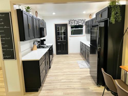 A cozinha ou cozinha compacta de Modern 2 Bedroom Apartment