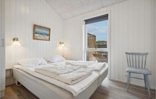 Cama en habitación con silla y ventana en 4 Bedroom Stunning Home In Haderslev en Haderslev