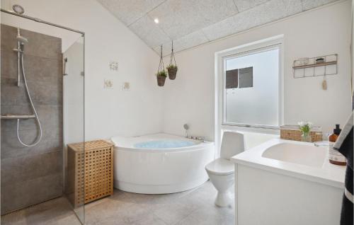y baño con bañera, aseo y lavamanos. en 4 Bedroom Stunning Home In Haderslev en Haderslev