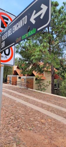 a street sign in front of a building at Cabañas San Marcos in Mazamitla