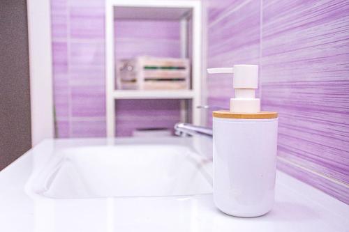 Un baño con bañera blanca y lavabo. en The Clock Tower Apartment, en Jaén