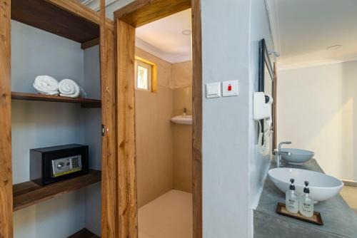 パジェにあるPaje Beach Apartments & Hotelのバスルーム(洗面台、トイレ付)