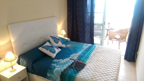 Un dormitorio con una cama con almohadas. en Apartamento Paraíso, en Costa Calma