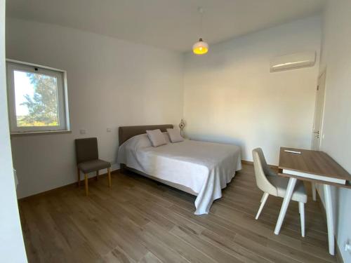 een slaapkamer met een bed, een bureau en een tafel bij Villa Luisa with private pool and amazing views in Alcantarilha