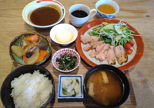 una mesa con platos de comida y cuencos de arroz en APA Hotel Koriyama Ekimae en Koriyama