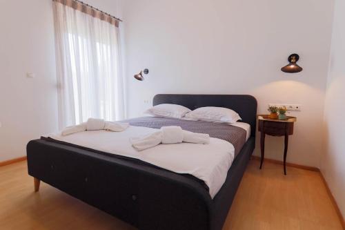 ZeusPlace Villa Familia katerini tesisinde bir odada yatak veya yataklar