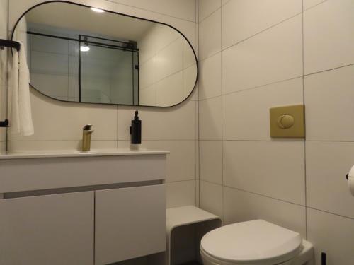 La salle de bains est pourvue de toilettes et d'un miroir. dans l'établissement White Moon Inn, à Jérusalem