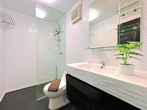 Hotel Baya Phuket tesisinde bir banyo