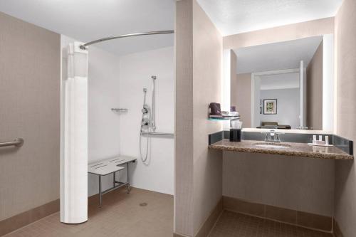 y baño con lavabo y ducha. en Residence Inn by Marriott Salt Lake City Downtown, en Salt Lake City
