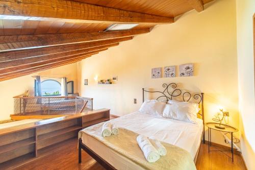 ParamonasにあるCorfu Villa Nikolasのベッドルーム(ベッド1台、窓付)