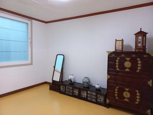 - un salon avec une fenêtre et une commode dans l'établissement Breeze in May Pension, à Gyeongju
