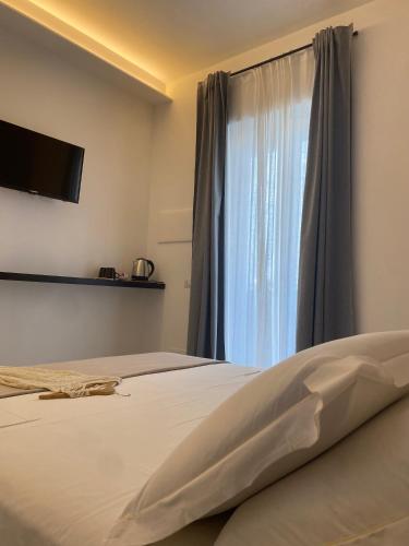 a bedroom with a large bed with a window at VIESTEROOMS in Vieste