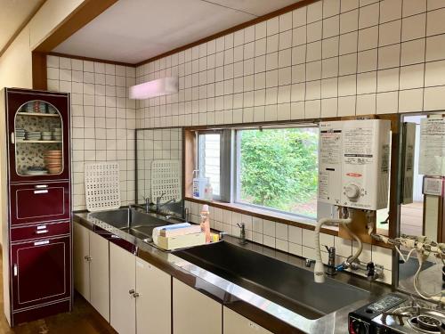uma cozinha com um lavatório e uma janela em Kiyo's Gokokuen "Tatsumado" - Vacation STAY 06870v em Kasama