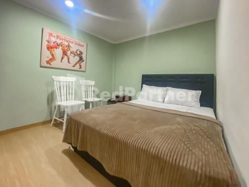 Кровать или кровати в номере Mamifokobo Guesthouse Puncak Mitra RedDoorz