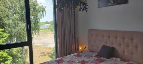 En eller flere senge i et værelse på City Centre River View Apartment