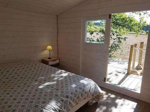 En eller flere senge i et værelse på La cabane du Ventoux
