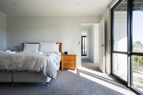 Giường trong phòng chung tại Modern Family Friendly Getaway