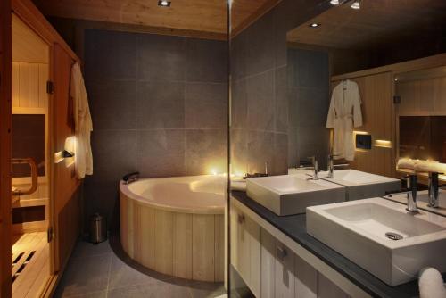 a bathroom with two sinks and a bath tub at Chalet Nanook, charme et luxe Pyrénéen in Bolquere Pyrenees 2000