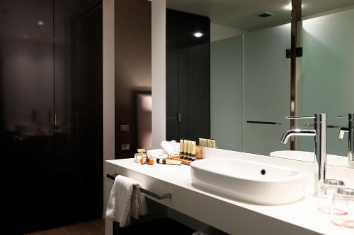 Un baño de East Hotel and Apartments