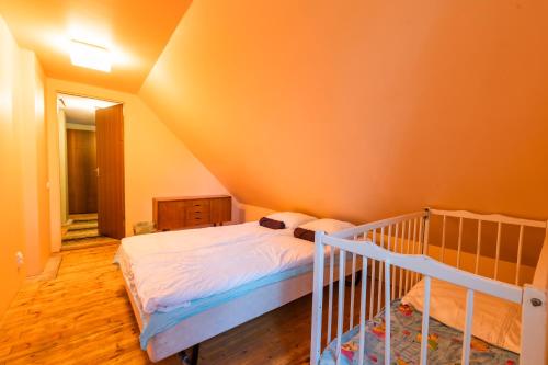 a small bedroom with a bed and a staircase at TaaliHomes Vanaküla Puhkemaja - Saun ja kümblustünn hinnas in Vanaküla