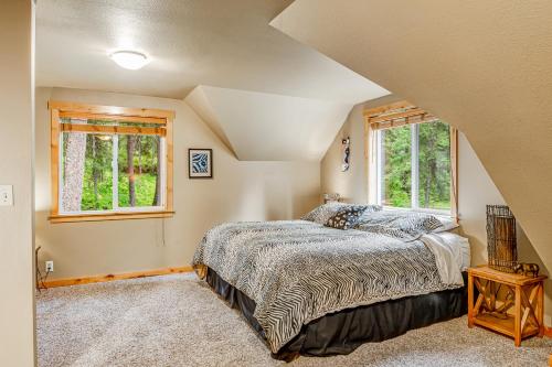 Ronald的住宿－Moose Lodge，一间卧室设有一张床和两个窗户。