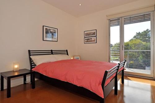 Postel nebo postele na pokoji v ubytování 120 Seagull Hayborough - BYO Linen - Wi-Fi Beach Pet Friendly