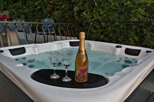 斯普利茲卡的住宿－Seaview Residence，热水浴池内的一瓶香槟和两杯酒
