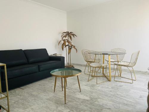 un salon avec un canapé, des tables et des chaises dans l'établissement JUAN LES PINS PINEDE TERRASSE, à Juan-les-Pins