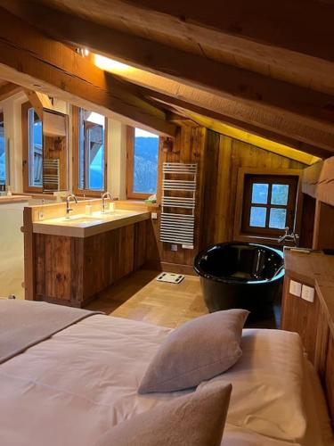 Ένα ή περισσότερα κρεβάτια σε δωμάτιο στο Chalet Bellevue 5*, Megeve