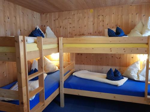 Zimmer mit Etagenbett und 2 Etagenbetten. in der Unterkunft Haus zur Kapelle in Sankt Gallenkirch