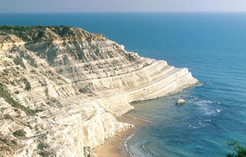 a view of a rocky mountain with a beach and the ocean at Grand Hotel Mosè in Villaggio Mosè