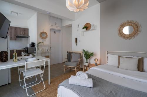 - une chambre avec un lit, un bureau et un ordinateur dans l'établissement Orchid's Cozy Apartment in Larnaca, à Larnaka