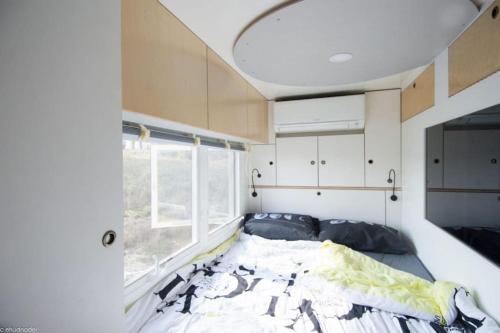מיטה או מיטות בחדר ב-המשאית הצהובה