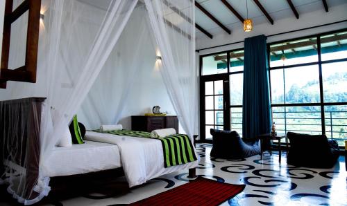 een slaapkamer met een bed in een kamer met ramen bij Maridian Hotel in Ella